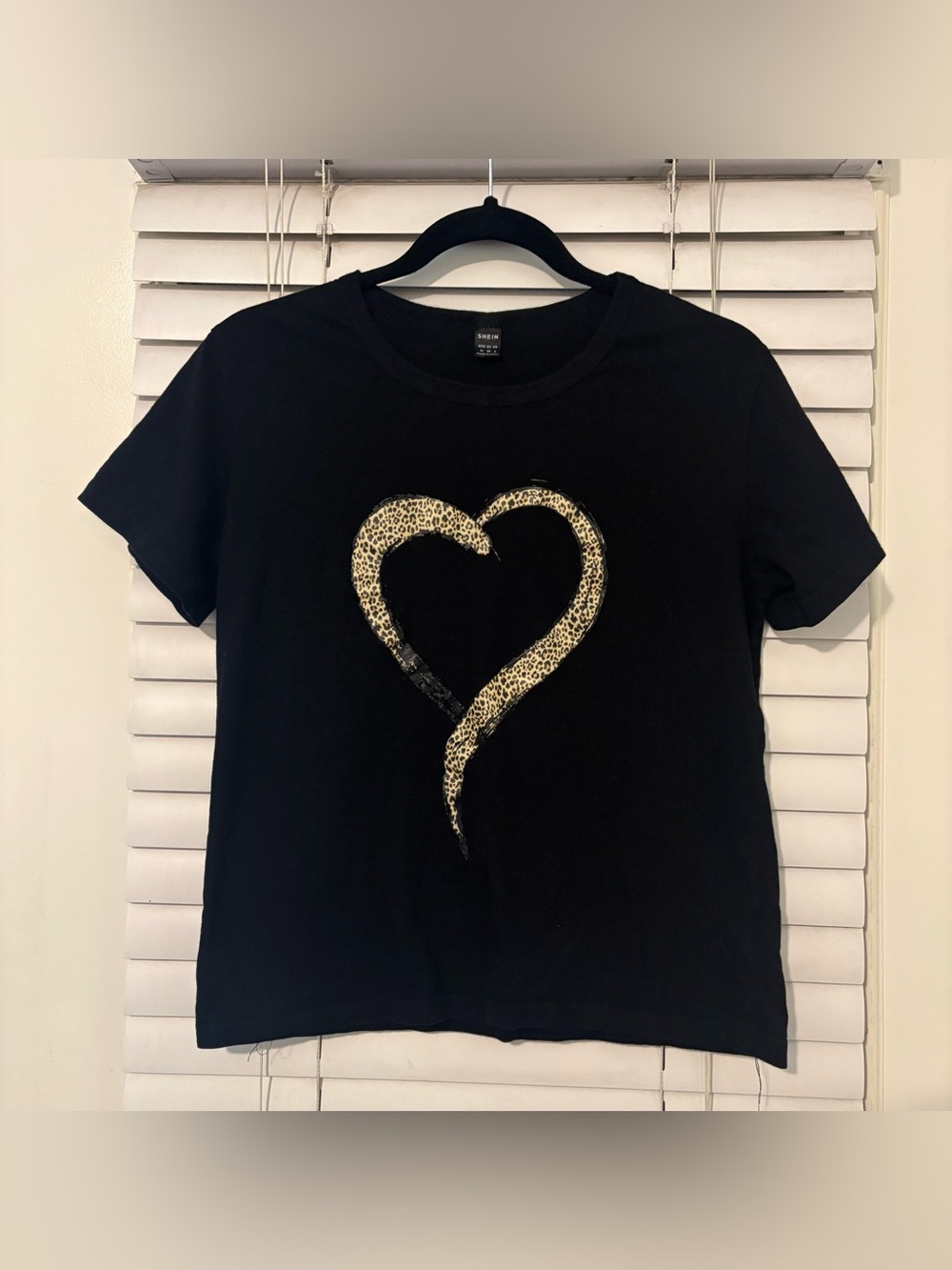 SHEIN Women’s Black Leopard Heart Graphic T-Shirt Size M 6 Short Sleeve Y2K